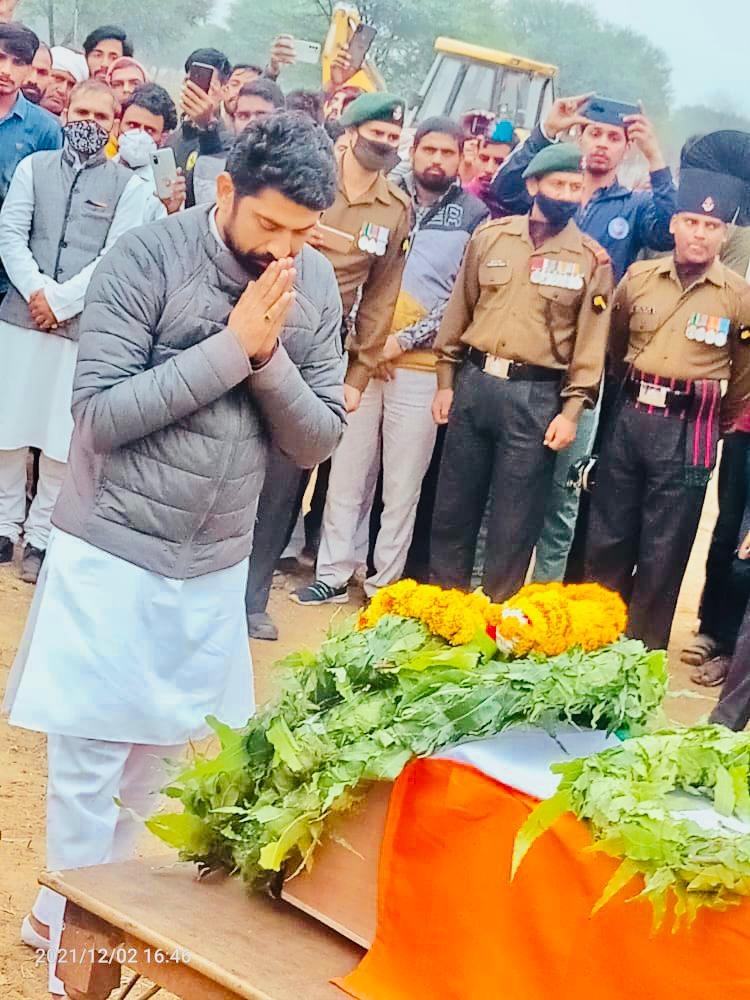 govindyadavGhs's tweet photo. #शाहपुरा के हनुतपुरा गांव के माटी के लाल भारतीय सेना के वीरसपूत#सुरेंद्र_यादव_जी का सड़क दुर्घटना में निधन हो गया हैं ।
आज उनकी अंत्येष्टि में  पहुंचकर श्रद्धा सुमन अर्पित किए, ईश्वर से प्रार्थना है कि वीर सुरेन्द्र के परिवार को इस दुःख की घड़ी में संबल प्रदान करें।
जय हिंद https://t.co/05ZrCG8jVs