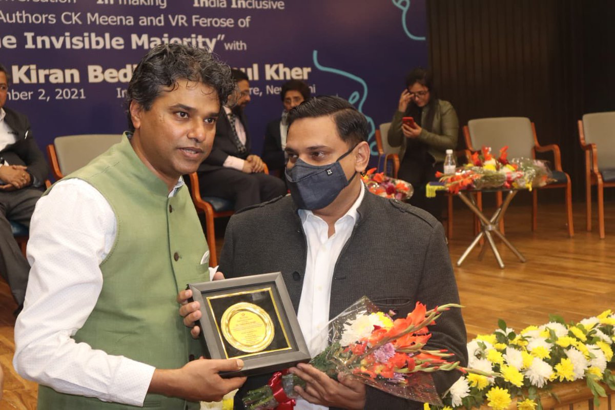 drsitu's tweet photo. And thanks for the honour Shikhar NGO &amp; Ameer bhai. Indeed a pleasure to receive it in the presence of @thekiranbedi &amp; from @VRFerose the author of #TheInvisibleMajority on the eve of #IDPD2021. The autograph is deferred till we meet again 3/#WorldDisabilityDay https://t.co/9l9fosjghz