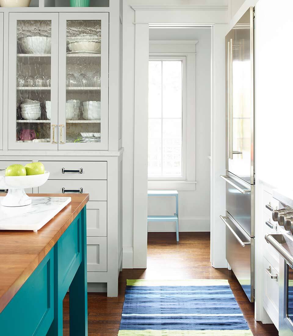 Ready for a kitchen refresh? Brighten things up with contrasting colors. Vibrant Caribbean Blue Water 2055-30 on the kitchen island and walls of Paper White OC-55 combine to create a bold look. Need help finding the right product for your project?... sluri.us/j6c70r0ce