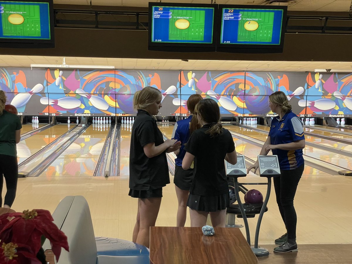 BruiserSports's tweet photo. The Bruisers are finishing up their practice frames for the East Region Individual Bowling Tournament at Spare Time in Hixson! #HTTG #GoBruisers 🎳 https://t.co/SdQ6WAoyRy