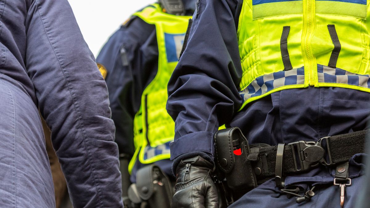 DailyMirror's tweet photo. Serving police officer, 30, appears in court to deny five child rape charges https://t.co/tz6TK2CzZX https://t.co/J3AkOQBnHz