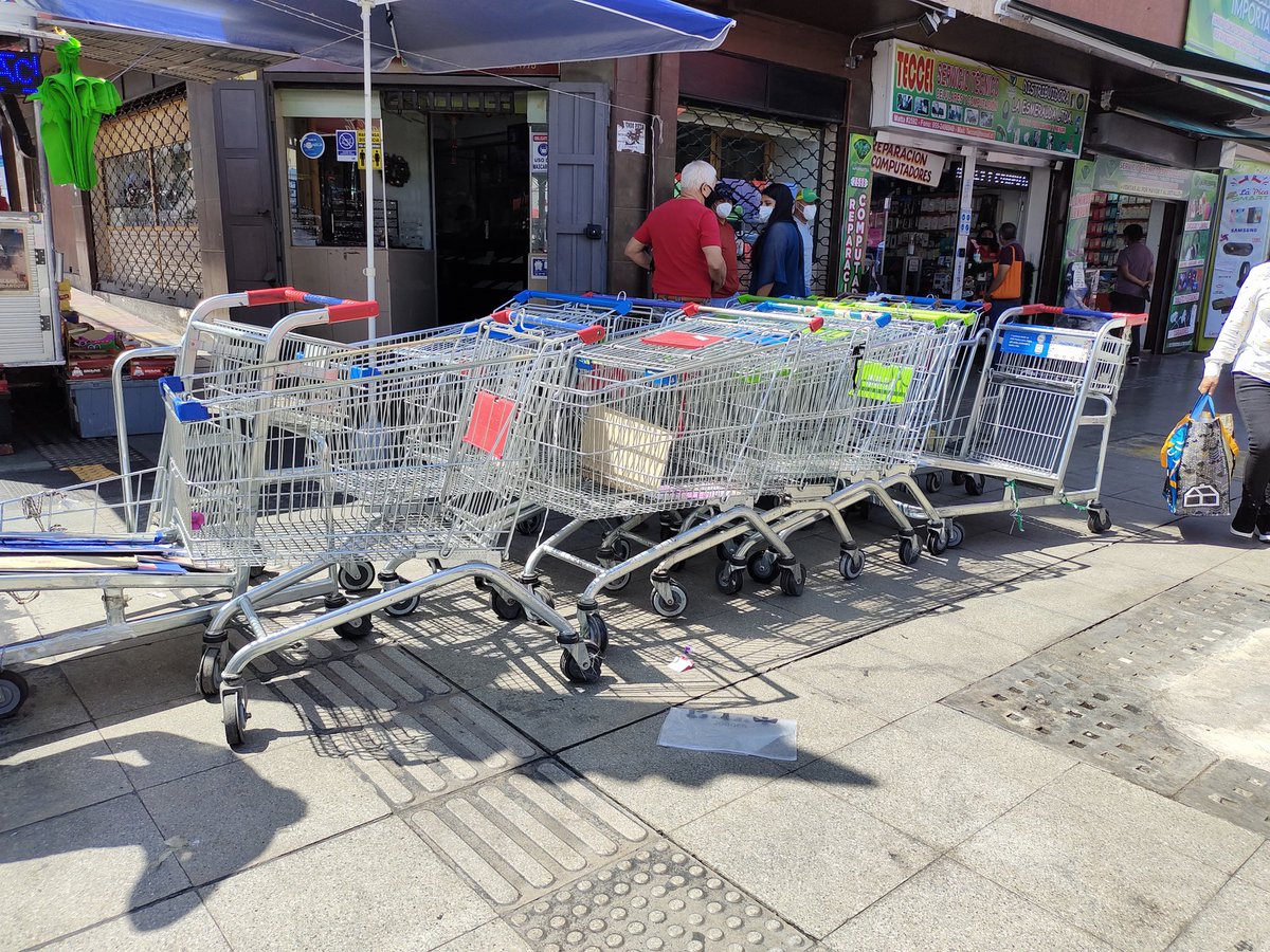 🔴 Sumamos acciones para enfrentar el comercio ambulante. Con nuevo operativo entre el municipio y Carabineros, comenzamos el retiro de carros de supermercado y detenciones bajo figura de receptación en el centro de #Antofagasta