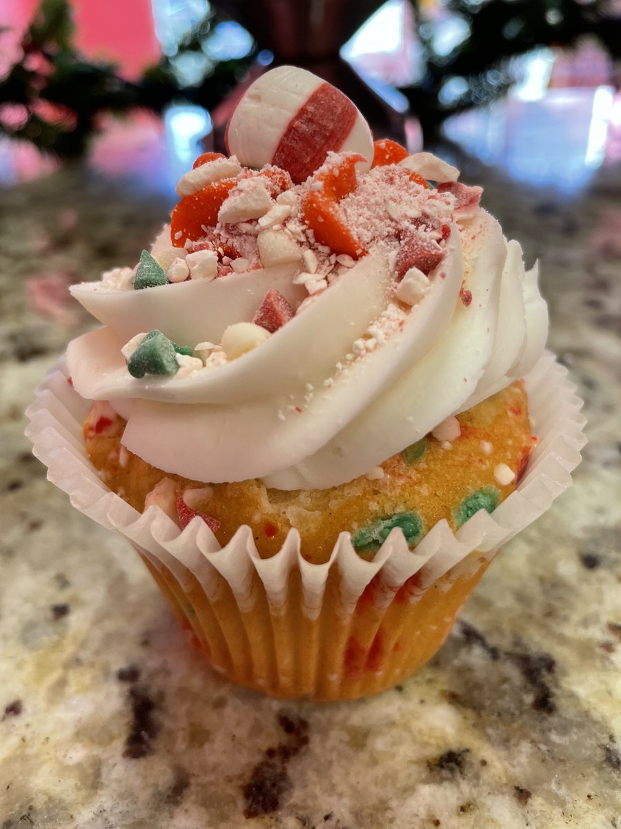 SmallCakesNDH's tweet image. Happy #December!🎄Today’s #yummy specials are #PeppermintCrunch #GermanChocolate &amp;amp; #SmorEO #Cupcakes +16 daily #Cupcake flavors. Order pickup @ 404.621.9634 or SmallcakesDruidHills.com/online-store or get #delivery thru @UberEats @Grubhub @Postmates or @DoorDash!