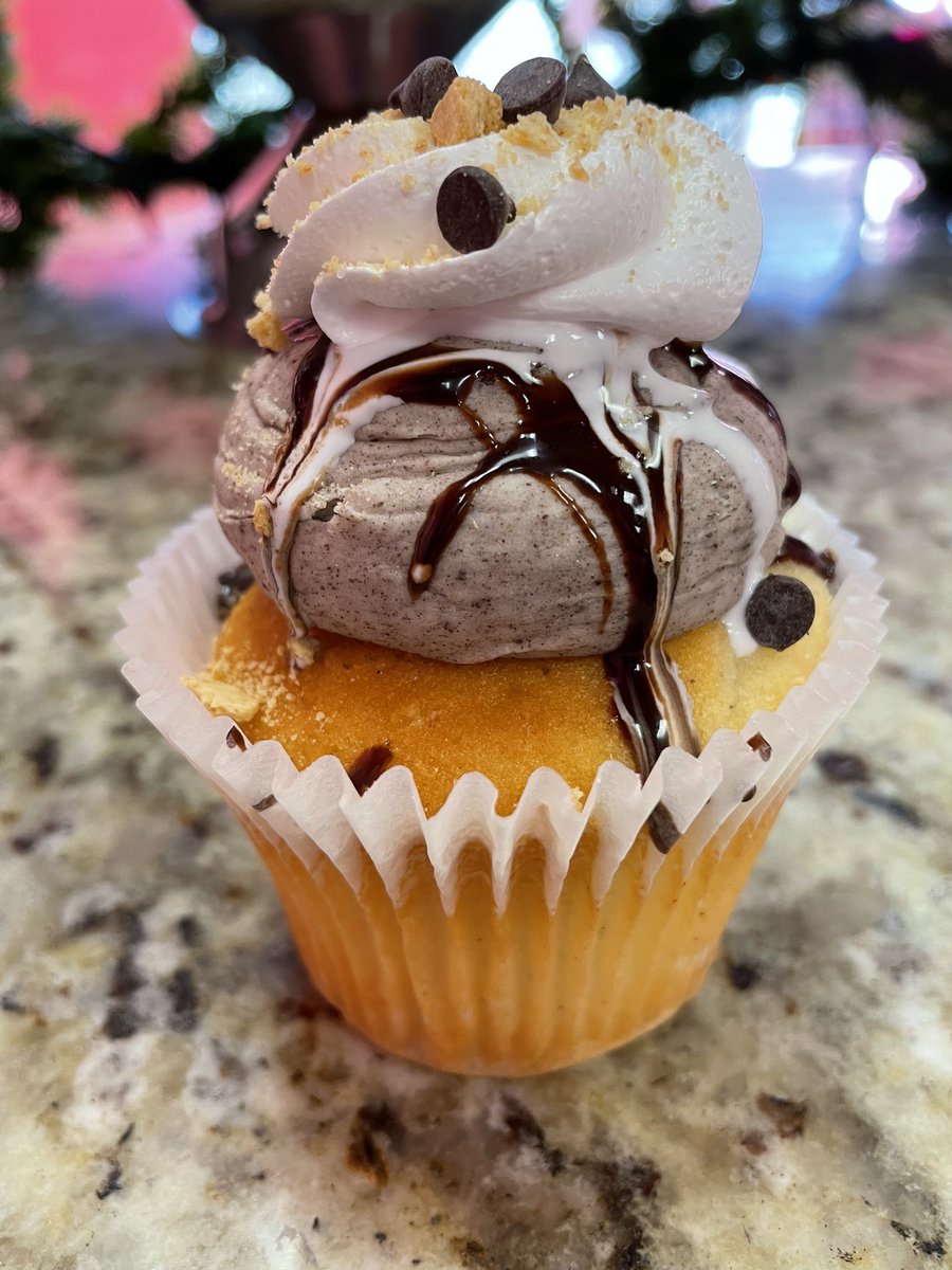 SmallCakesNDH's tweet image. Happy #December!🎄Today’s #yummy specials are #PeppermintCrunch #GermanChocolate &amp;amp; #SmorEO #Cupcakes +16 daily #Cupcake flavors. Order pickup @ 404.621.9634 or SmallcakesDruidHills.com/online-store or get #delivery thru @UberEats @Grubhub @Postmates or @DoorDash!