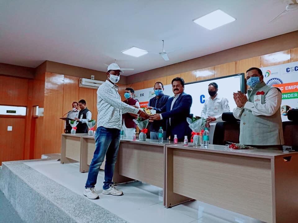 SANJAYDABI12's tweet photo. Today, attended celebration of Azadi Ka Amrit Mahotsav, State Level Village Level Entrepreneur (VLE) felicitation Programme with Shri Antar Singh Nehra-District Collector Jaipur, Shri Hansraj Yadav- DDG Zonal office, NSSO at Jaipur organised by CSC Rajasthan https://t.co/rjYOfzWQMt