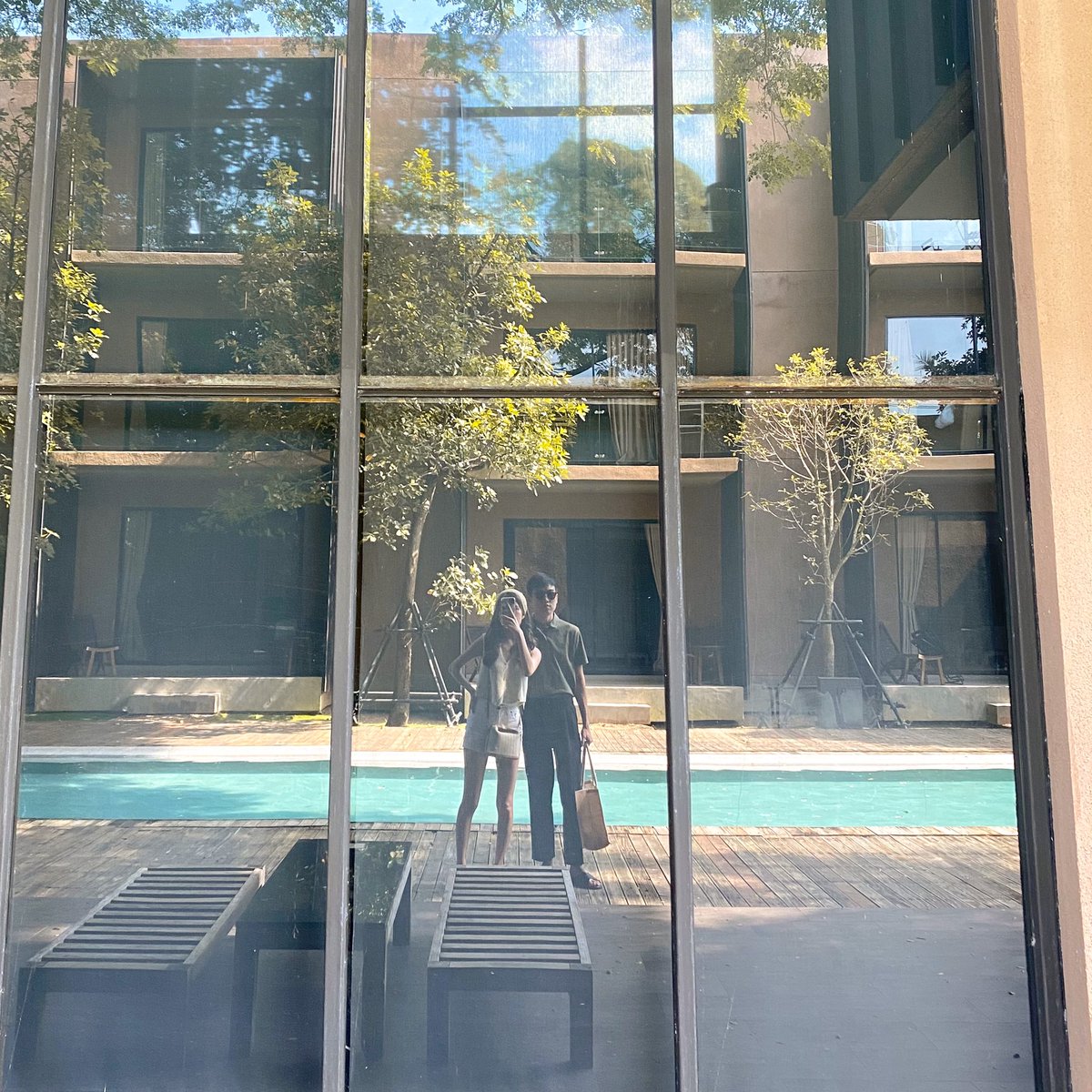 patsaminn's tweet photo. ไปกาญรอบนี้คือดีไปหมดด 𝐌𝐨𝐧𝐚𝐳 𝐑𝐢𝐯𝐞𝐫 𝐊𝐰𝐚𝐢 𝐊𝐚𝐧𝐜𝐡𝐚𝐧𝐚𝐛𝐮𝐫𝐢🌳☁️ รรเล็กๆในเมือง ไปพักผ่อนคือชิวมาก เงียบสงบไม่ค่อยมีคน บรรยากาศดี มุมถ่ายรูปเยอะ มุมสระว่ายน้ำรูปน่ารักมากก ช่วงนี้ฟ้าเปิดอากาศเย็นสบายย ราคาน่ารัก มีอาหารเช้าให้ พนงบริการดี 10/10 #รีวิวกาญจนบุรี https://t.co/4MgKDwSUuI