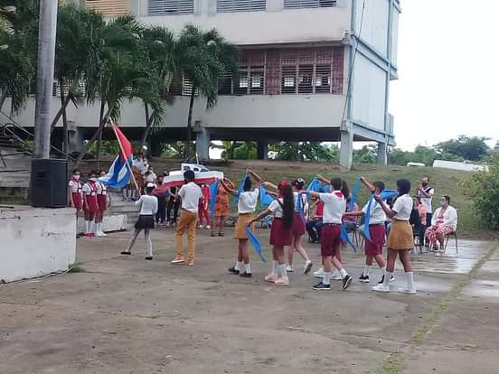 CamagueyDPE's tweet photo. Pioneros de la escuela Victoria  de Girón en Nuevitas #Camagüey conmemoramos el 65 aniversario del Desembarco de los Expedicionarios del Yate Granma y  la creación de las Fuerzas Armadas Revolucionarias #CubaViveYRenace #CubaViveEnSuHistoria @CubaMined https://t.co/uk4B2YeuZb