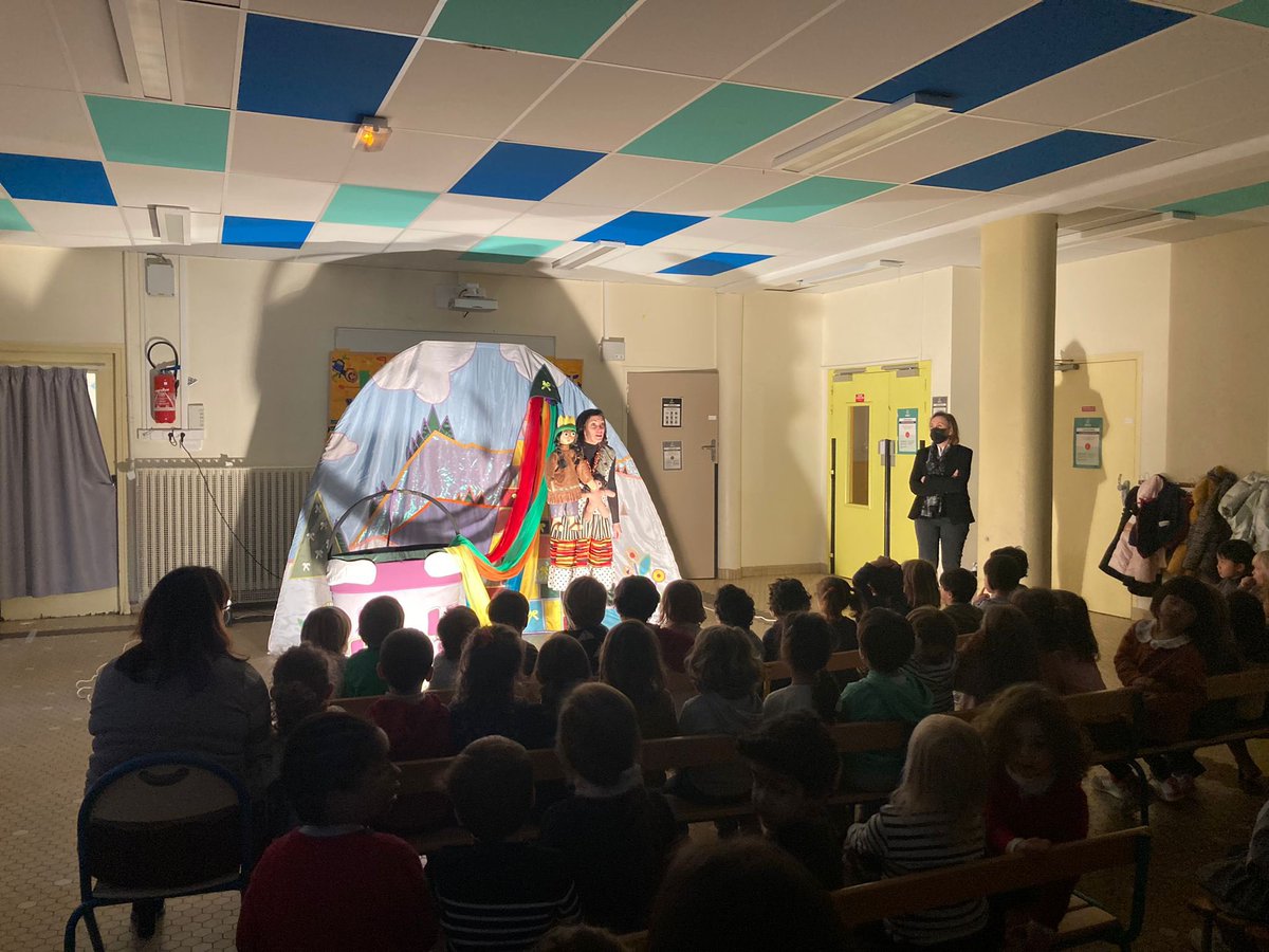 emmadauvergne's tweet photo. #SpectacledeNoel🎄 Dans toutes les écoles maternelles de #Paris7 @mairie7 offre un spectacle de #Noel à tous les enfants ! Aujourd’hui les élèves de l’école Saint Dominique étaient ravis de rencontrer les lutins du #PereNoel🎅#spectacle #noel2022 https://t.co/Kq7cmbhN2X