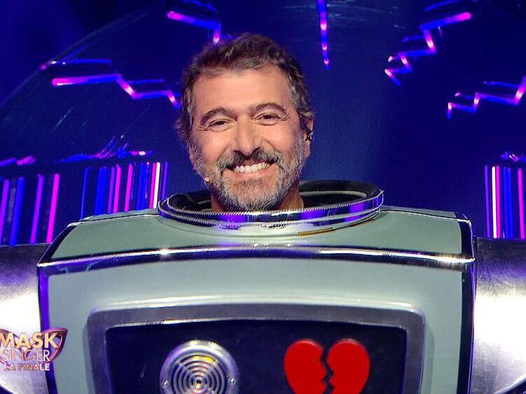 Il y a un an je me prêtais à une merveilleuse aventure 🙏🏻🤖❤️

Merci encore à toute l’équipe de production, de TF1, à mes deux anges en coulisses @mcoglaend et <a href="/anthomeunier/">Anthony Meunier</a> et à toute leur équipe en régie pour cette belle aventure ✨

Hâte de retrouver la nouvelle saison ! 🤩