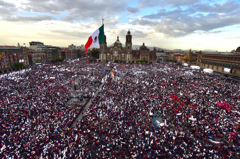 ElenaGarciaMtz_'s tweet photo. ¡El mejor presidente de México!
#EsUnHonorEstarConObrador
#3AñosDeTransformación https://t.co/jtOdKPxWRo
