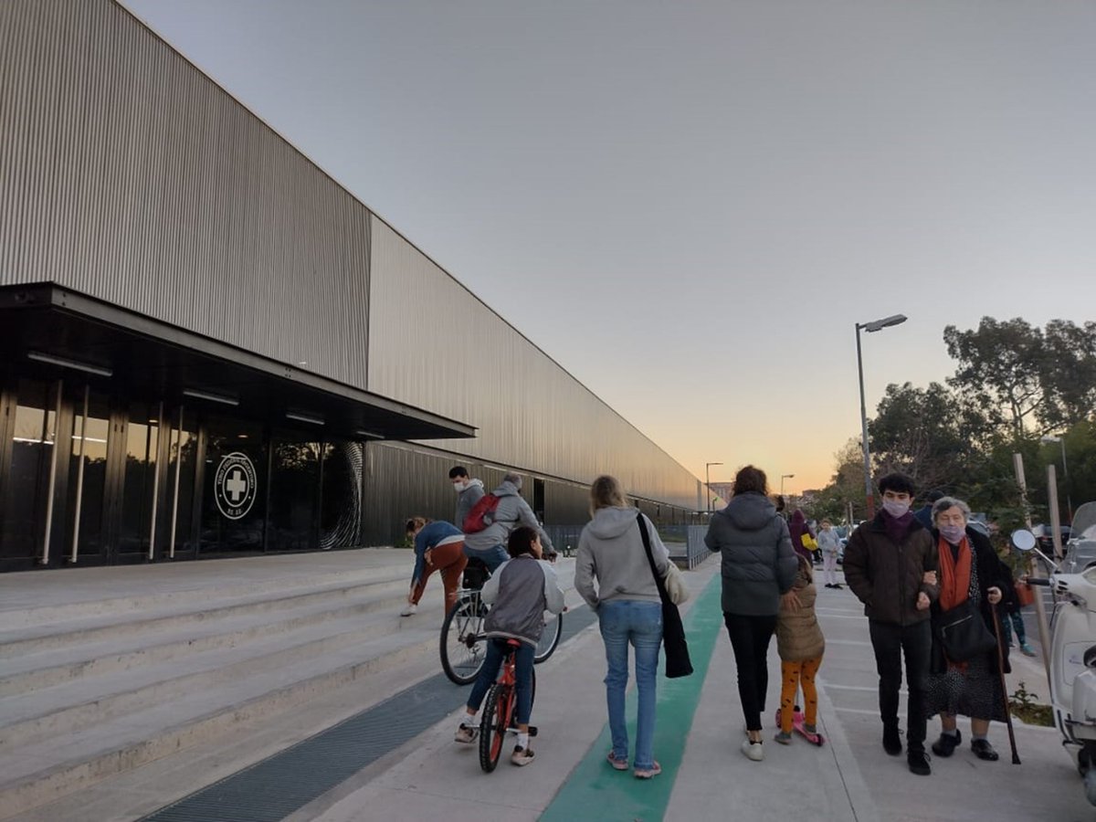 PontMartin_'s tweet photo. Estos somos mi abuela y yo en el ingreso al Parque de los Niños, uno de los pocos espacios costeros que podemos disfrutar.

El GCBA le regaló ese edificio a Tiro Federal. Hay un espacio de un metro para pasar caminando, mientras esquivas bicis y árboles. Me arruinó el domingo. https://t.co/wQUr03IUTu