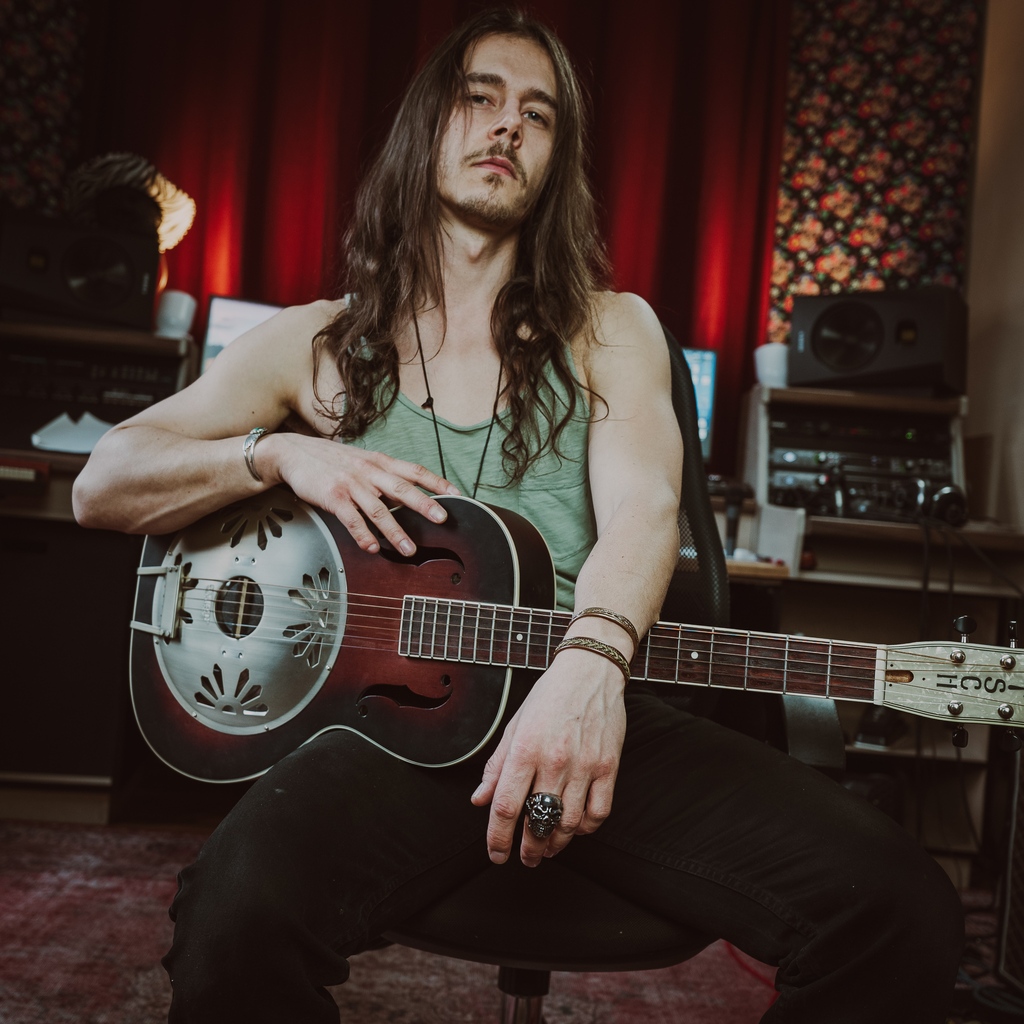 WolveSpiritBand's tweet photo. Check out Rio's new guitar. Do you know what kind it is?
#wolvespirit #rockband #femalelead #hardrock #heavyrock #hammondorgan #rockmusic #heavyrock #longhair #femalemetal #femalefronted #femalesinger #rockwoman https://t.co/eX6iVzuPrh