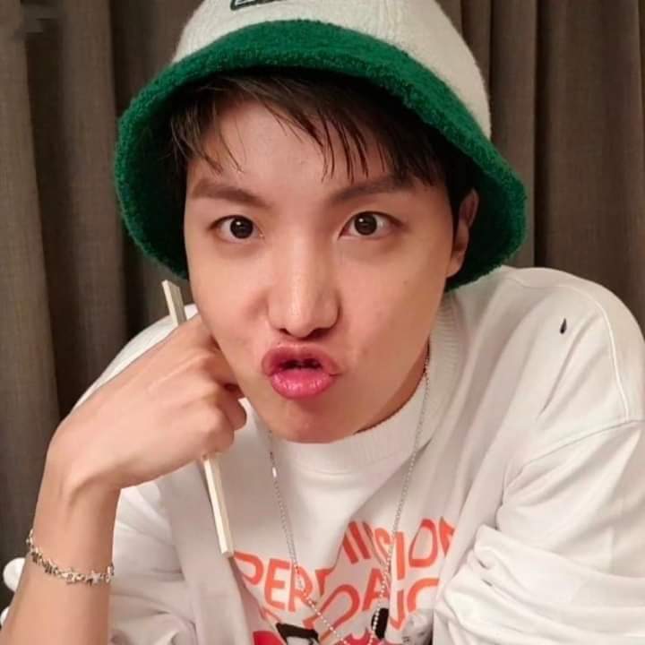 SeoAhn__04's tweet photo. HoBi💜
#MAMAVOTE #bts @BTS_twt https://t.co/o0RyIURS60