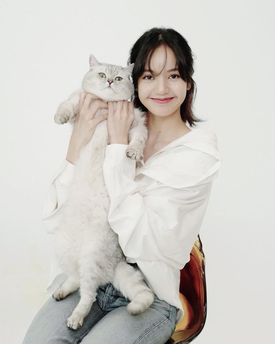 Lalisa_Myanmar's tweet photo. Can we get rt for Louis's mummy?  

#MAMAVOTE #lisa https://t.co/bf2CLy7GE7