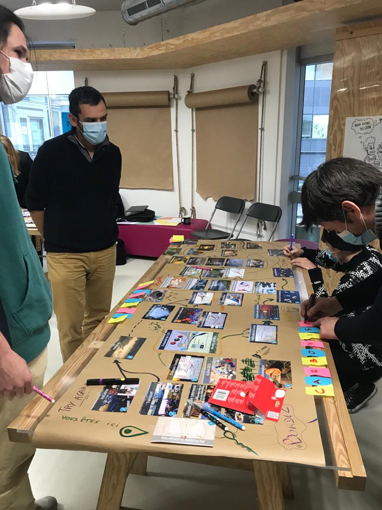 LaBase_NA's tweet photo. #fresqueduclimat . La fresque co-construite et décorée ce matin reste visible à LaBase tout ce mois de décembre. De nouveaux ateliers seront au programme de 2022 ! #Climat #ODD #comprendre #complexite #interdependances https://t.co/oHGzXm9xkI