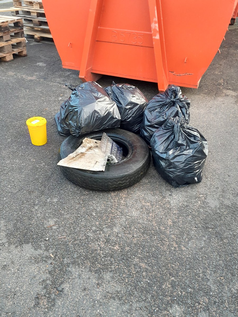 NathanCRT4's tweet photo. Some hard work was put in by our volunteers grappling the trollies out of the canal and litter picking down the ryders green lock flight! @CRTWestMidlands @CRTvolunteers 
@AaronAtwal2 https://t.co/8gJ8IUv0u7