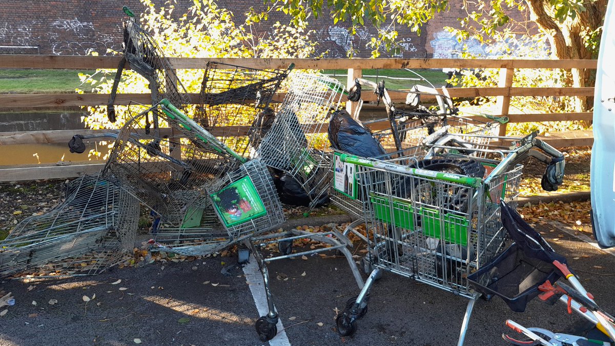 NathanCRT4's tweet photo. Some hard work was put in by our volunteers grappling the trollies out of the canal and litter picking down the ryders green lock flight! @CRTWestMidlands @CRTvolunteers 
@AaronAtwal2 https://t.co/8gJ8IUv0u7