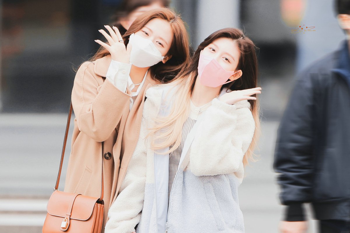 FIL_0203's tweet photo. 211202 퇴근길

🍁🐶

#아이브 #IVE
#유진 #YUJIN
#가을 #GAEUL https://t.co/e3nr7qQYVR