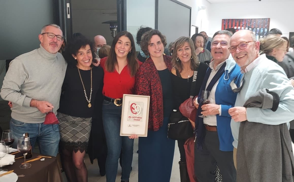 REdALIMENTA's tweet photo. Estamos muy agradecidos, contentos y orgullosos por este reconocimiento a la Iniciativa Social que nos ha otorgado @BienestarCLM . Es la puesta en valor del trabajo y esfuerzo realizados por todos y cada uno de los voluntarios que forman la Red. Y se nos nota en la cara... 😁 https://t.co/K7tkMnYowA