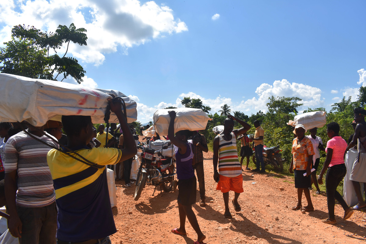shelterboxusa's tweet photo. Good news coming out of Haiti!

All of our aid has officially been delivered to families who lost their homes following the August earthquake. That's 9,945 people who can begin rebuilding their lives, all thanks to your support.

Image credit: Habitat for Humanity International https://t.co/HeRjZWxKxy