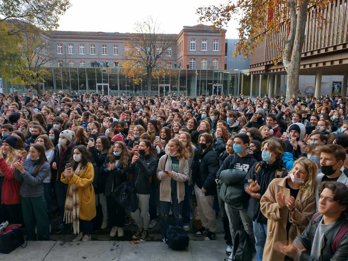 Bigflo &amp; Oli reviennent dans leur lycée d'origine, grand moment de liesse après un long échange avec les élèves musiciens. Merci à B &amp; O pour leur enthousiasme et leur générosité !