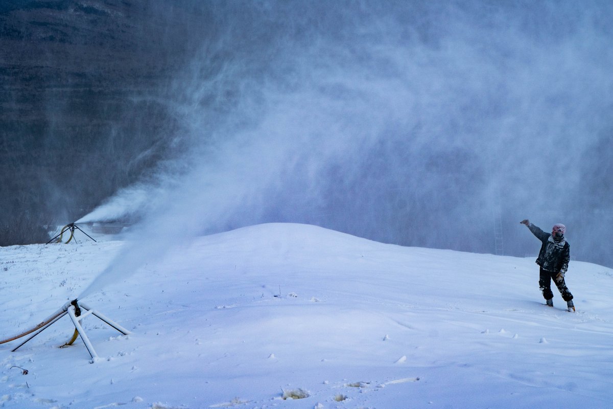 waterville's tweet photo. The crew tosses another dusting of snow before the kitty cats come out to play βοΈ #visitwatervillevalley #watervillenewhampshire #snowmakers #watervillevalley #skiing #watervillevalleyresort #winteriscoming #gearingupforwinter https://t.co/dOI0kRip0J