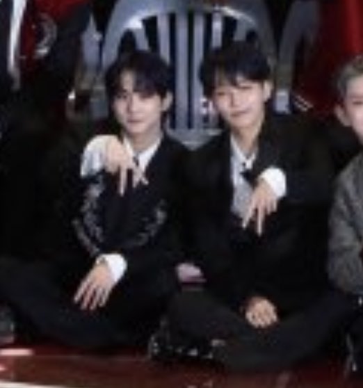 ihs_heeseung's tweet photo. jungwon sitting next to jeonghan :’) this is cute :’) https://t.co/CuaVLUdKWD
