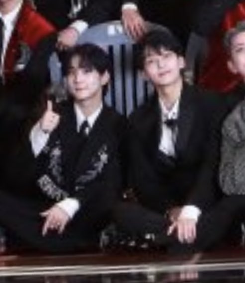 ihs_heeseung's tweet photo. jungwon sitting next to jeonghan :’) this is cute :’) https://t.co/CuaVLUdKWD