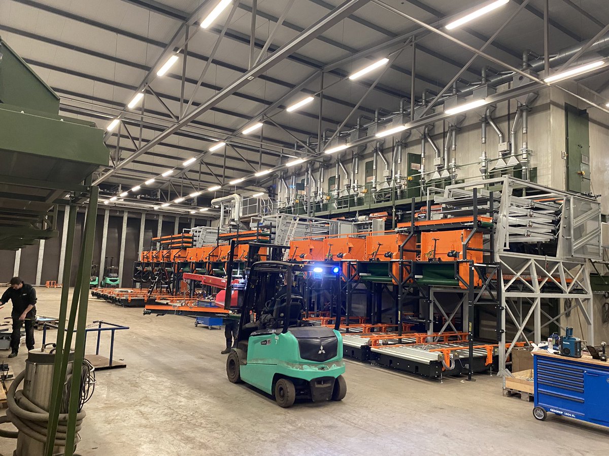 Samen wordt er hard gewerkt aan de nieuwe sorteerlijnen!!💪💪 <a href="/BroerBV/">Broer B.V.</a> <a href="/VHMMACHINERY/">VHM Machinery</a> gaat machtig!!