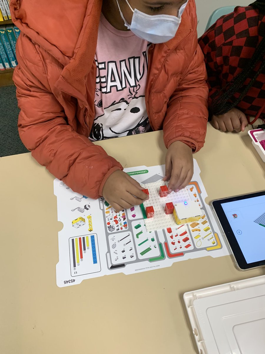 edrhett's tweet photo. Greenwood Girls Who Code club learning about Lego coding. #nnpsproud @nnpsgreenwood @NNPSITC https://t.co/6ibuJHIap6