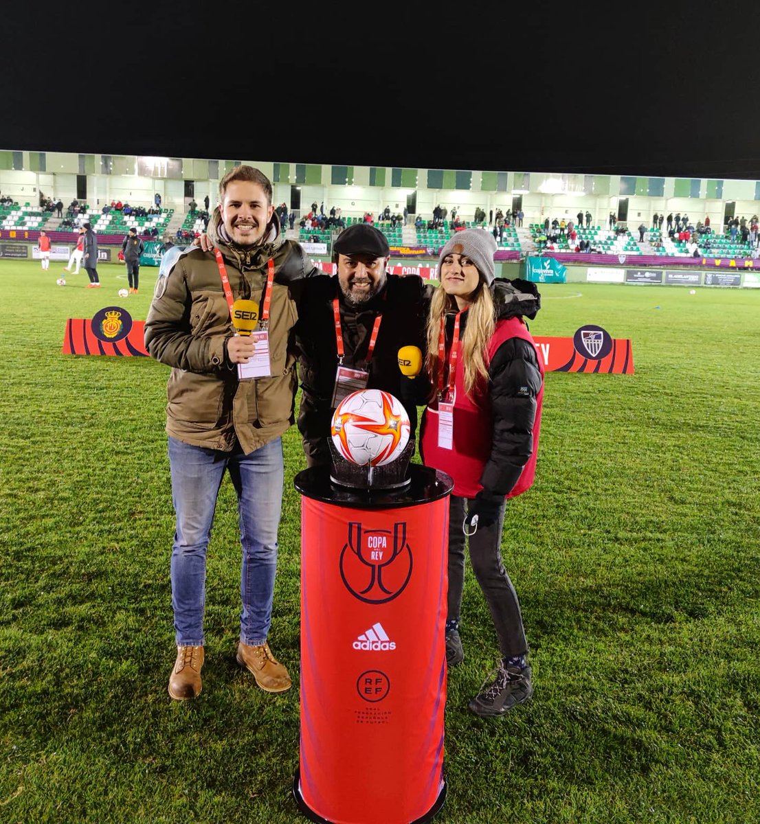 gh_marco's tweet photo. El paso de la Copa del Rey por el Estadio Municipal de La Albuera con el equipo de Carrusel Deportivo de Radio Segovia ⚽🎙️ https://t.co/as6LqhQaS7