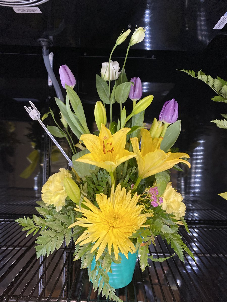 Sarah_Donehoo's tweet photo. Beautiful #floraldesign by Faye Martin who volunteers with @stmarysathens. https://t.co/TaCjHjOSbL