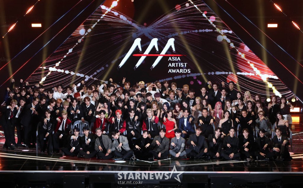 enhypenupdates's tweet photo. [PHOTO] 211202

ENHYPEN group photos with their co-artists at the 2021 Asia Artist Awards!

(1/2)

ENHYPEN PHENOMENAL ROOKIES
#ENHYPEN5thROTY #엔하이픈_AAA_신인상_축하해 @ENHYPEN_members @ENHYPEN https://t.co/BZrOVwRkgu