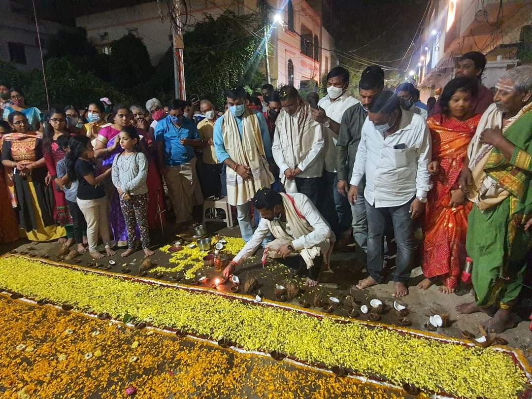 ReddyGinnaram's tweet photo. *చైతన్యపురి డివిజన్* *న్యూ* *మారుతీ నగర్ కాలనీ ��ో ** *శ్రీ** *అమరలింగేశ్వర సహిత , *శ్రీ లక్ష్మి నరసింహ స్వామి  దేవాలయం* వద్ద *కార్తీక*    
 *దీపోత్సవ* కార్యక్రమంలో పాల్గొన్న *మాజీ కార్పొరేటర్* *జిన్నారం విఠల్ రెడ్డి గారు* https://t.co/vM7KHAmL6V