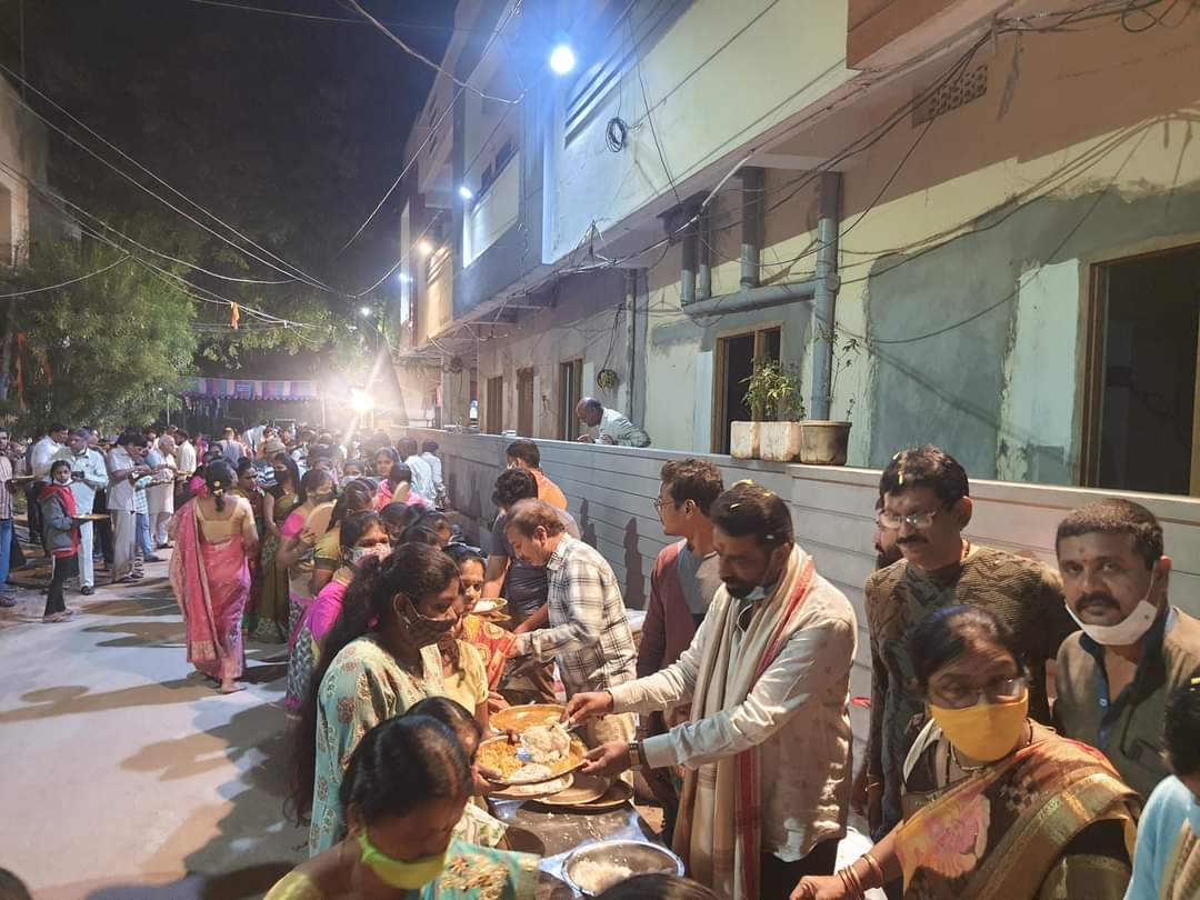 ReddyGinnaram's tweet photo. *చైతన్యపురి డివిజన్* *న్యూ* *మారుతీ నగర్ కాలనీ ��ో ** *శ్రీ** *అమరలింగేశ్వర సహిత , *శ్రీ లక్ష్మి నరసింహ స్వామి  దేవాలయం* వద్ద *కార్తీక*    
 *దీపోత్సవ* కార్యక్రమంలో పాల్గొన్న *మాజీ కార్పొరేటర్* *జిన్నారం విఠల్ రెడ్డి గారు* https://t.co/vM7KHAmL6V