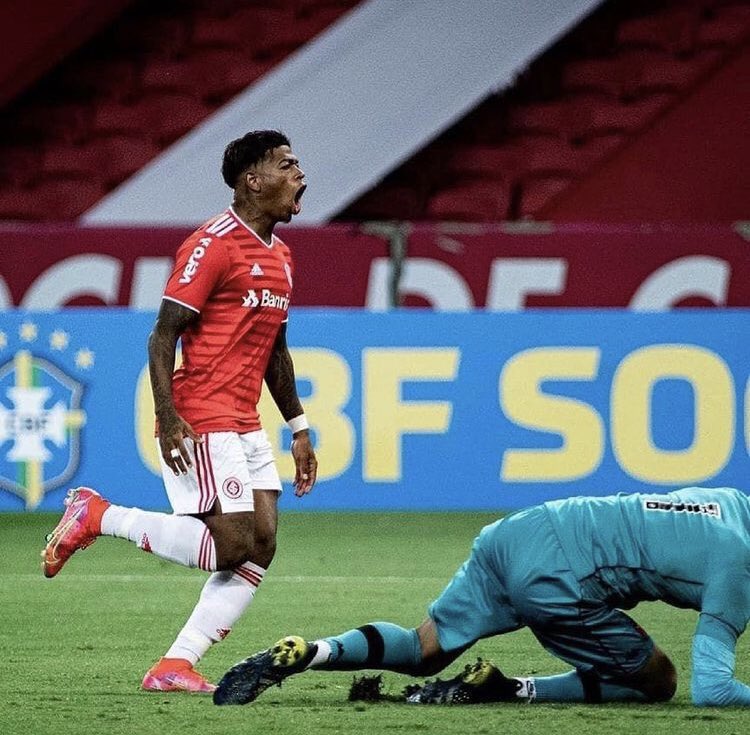 InterTimeLine's tweet image. Internacional deve exercer a compra em definitiva de Juan Cuesta (20).

Um dos representantes do colombiano desembarcará em Porto-Alegre para se reunir com a direção do clube.

Clube vai desembolsar US$1M (R$ 5,7 milhões) para contratar o jogador em definitivo.

[@_olucasdias]