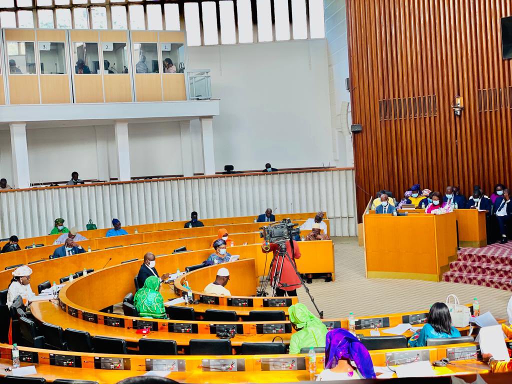 BUDGET 2022 : Hausse de 32,7% des allocations du Ministère de la Jeunesse 
L’Assemblée Nationale a adopté ce jeudi 2 décembre 2021, le budget de l’exercice 2022 du département de la Jeunesse, défendu par Mme le Ministre Néné Fatoumata TALL.