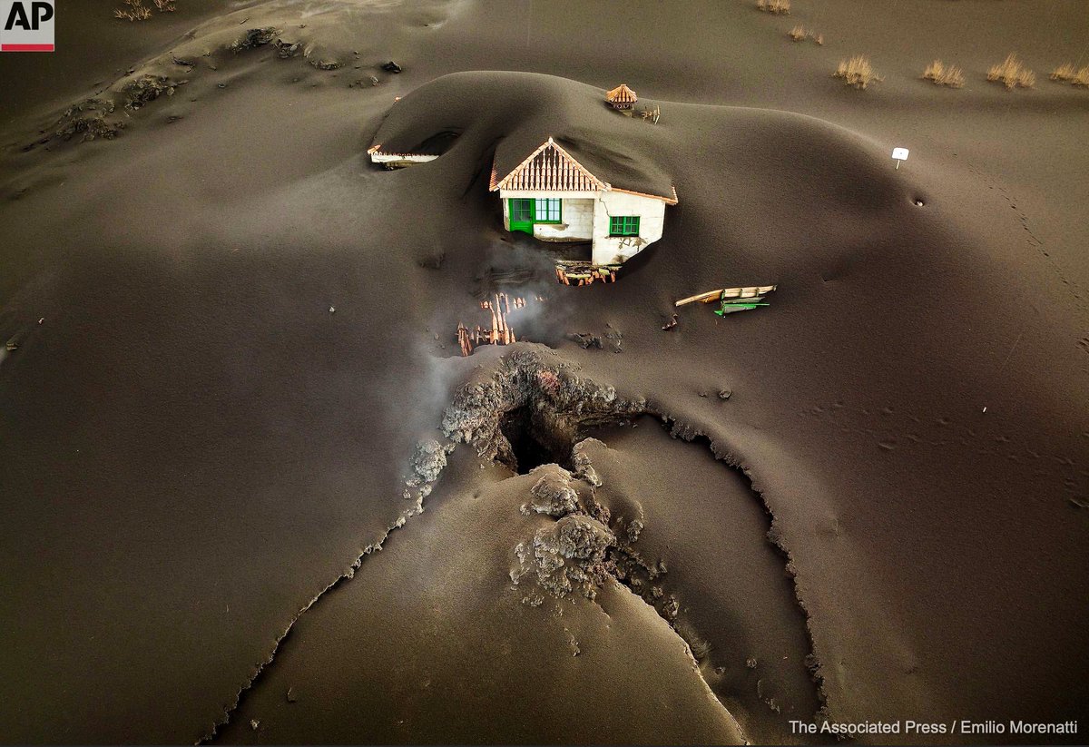 🏠 #ForSale 😱 🌋 New volcanic vent opens up right in front of a house in #LaPalma, Canary Islands #spain #LaPalmaVolcano