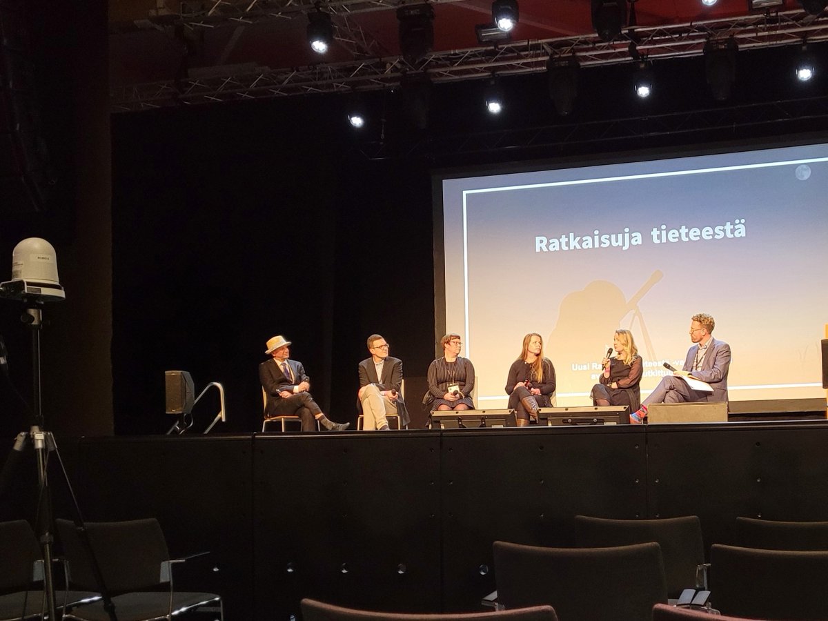 akseli_huhtanen's tweet image. Upeeta tavata tänään ihmisiä #ITK2021:ssa! Erityisesti mieleen jäi @RaijaHamalainen pohdinta aamun paneelissa: &quot;Hankkeet johtavat koulutuksen digikehitystä&quot;.

Onko niin että päämääräkeskustelu puuttuu? Tiedämmekö mitä haluamme digitalisaatiolta kasvatuksen alalla?