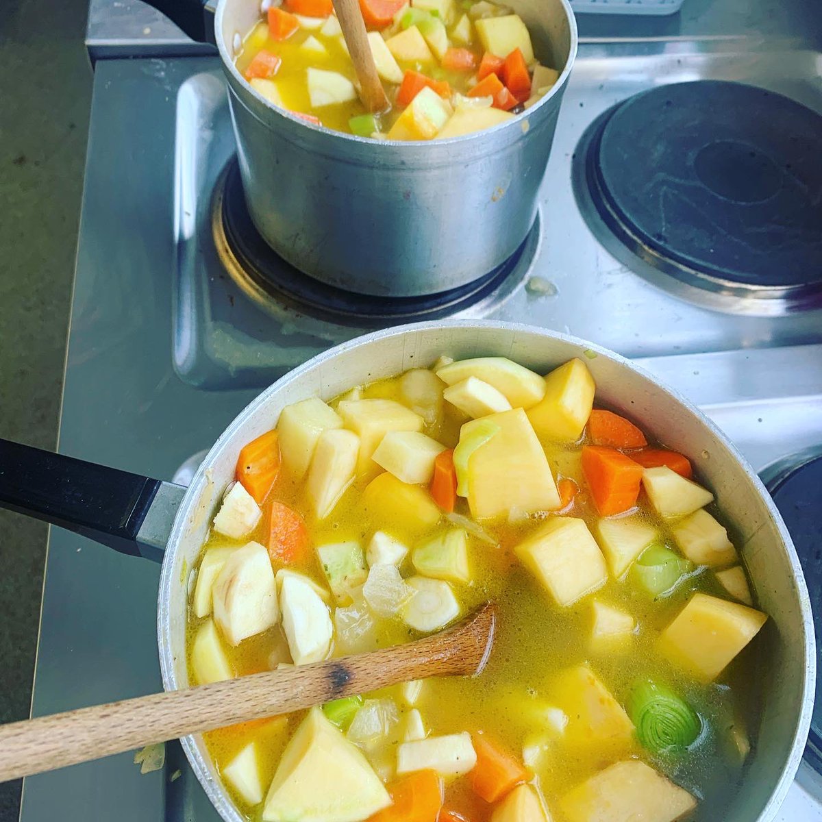 ceginmrhenry's tweet image. Diolch hiwj i’r criw yma a Miss Green am eu help i greu Cawl llysiau a bara i digartref Abertawe. Fydd y bwyd yn cael eu dosbarthu yn Zac’s Place heno - diolch o galon i chi am eich cyfraniad . #proud#givingbacktothecommunity #helpthehomeless #christianbikers @yggwyr