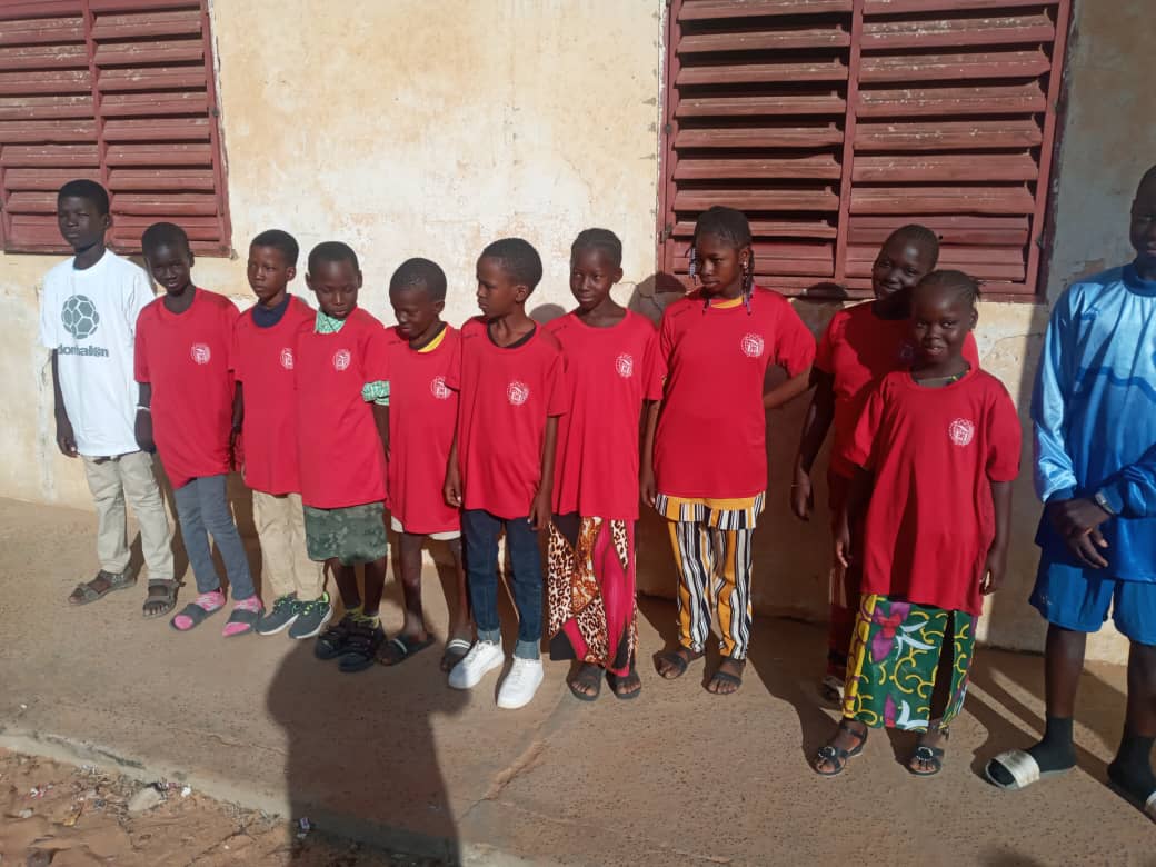 L'Associació pel Desenvolupament del riu Senegal ens fa arribar aquestes imatges del material del club que els hi ha portat <a href="/EsportSolidari/">Esport Solidari Internacional</a>, ONG amb la que col·laborem.

#CreixemJunts #Solidaritat #Cooperació #PosatlaFranja♦️