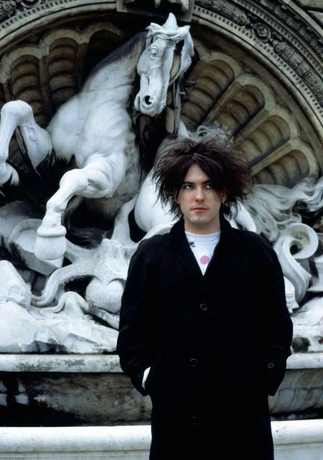 ddoniolvalcroze's tweet photo. Robert Smith in Italy, June 1984. Photo by Tom Sheehan https://t.co/EuJiouElph