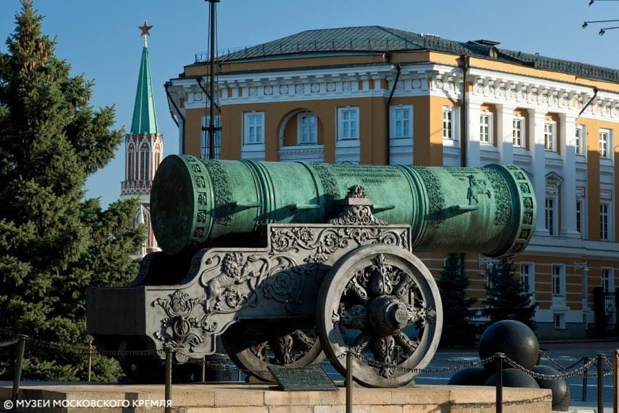 Russia's tweet photo. 👑 In 1586 Russian master craftsman Andrey Chokhov &amp; co cast the #TsarCannon - largest bombard (by calibre) in history. Disclaimer: it was not designed for war purposes and was never fired.

Today it is a major tourist attraction &amp; landmark at the @KremlinMuseums. #See4Yourself https://t.co/xkCjmPhZJ6