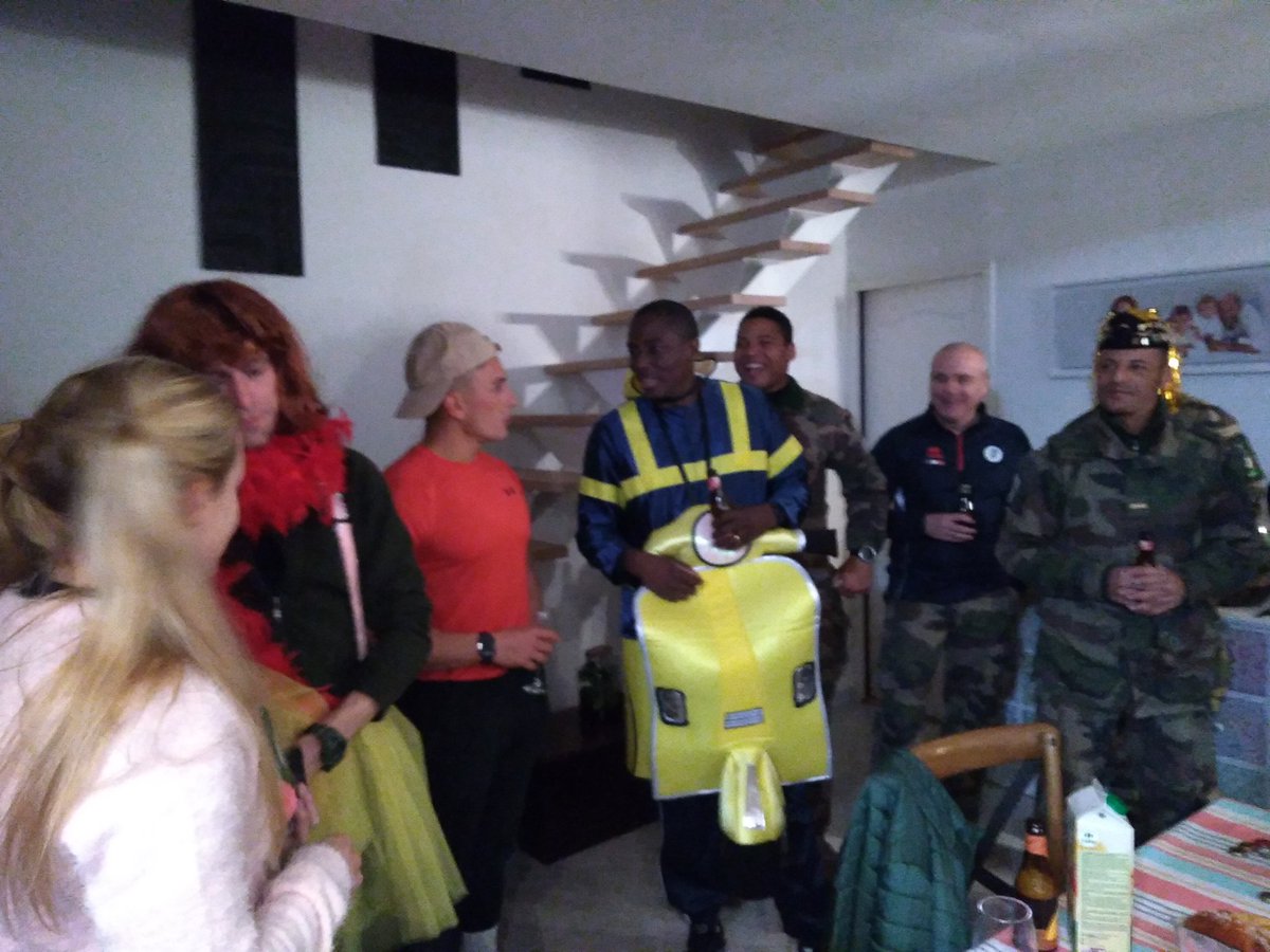 CFIM_1RMAT's tweet photo. Après un petit-déjeuner traditionnel chez le COM, jeux sportifs d'Éloi, baptêmes d'intronisation, prise d'armes et discours de St Éloi. Une belle journée de #StEloi au @CFIM_1RMAT https://t.co/Jw19G7oj1m