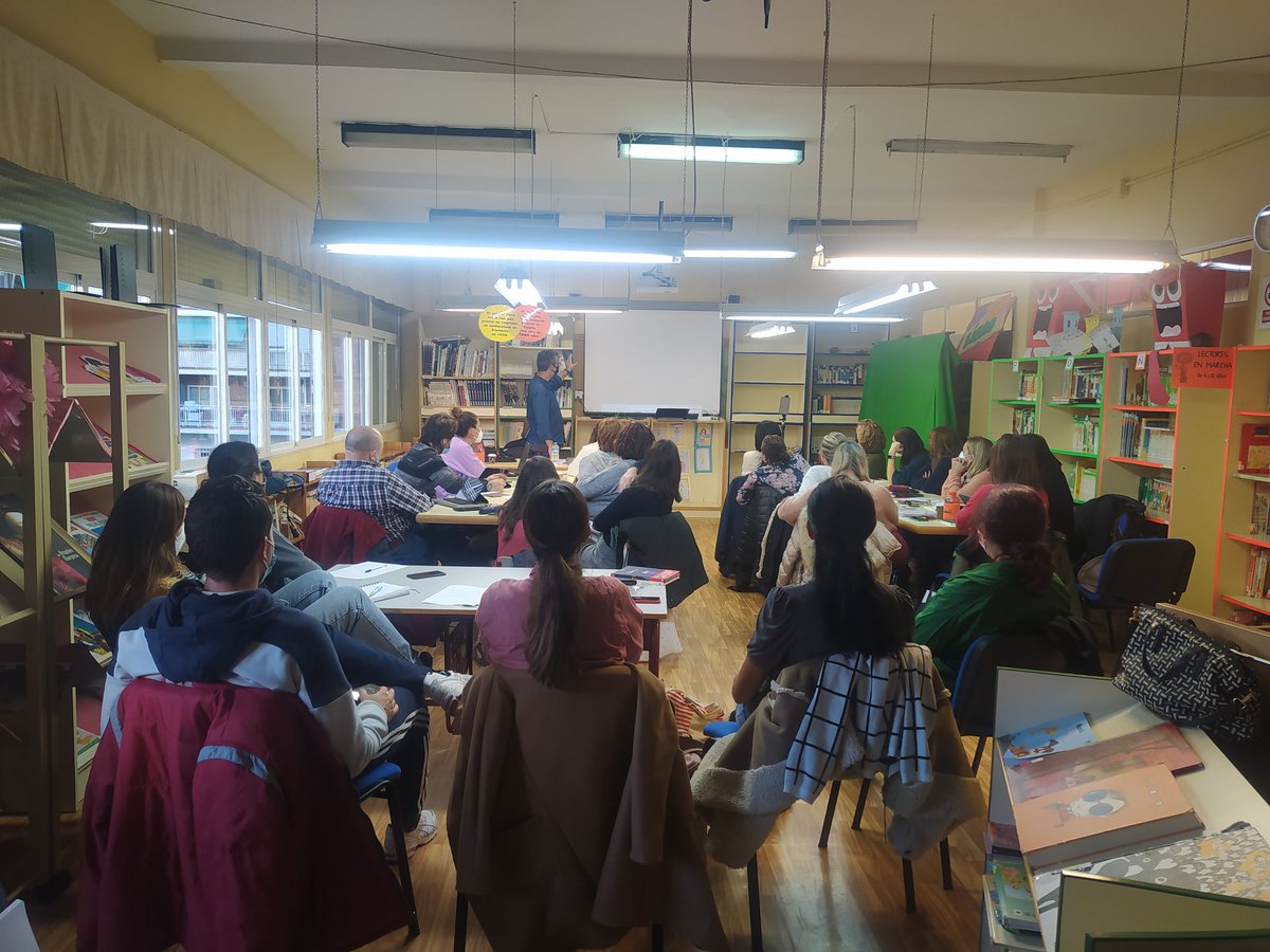 Esta tarde, el equipo docente del cole se forma sobre Aula del Futuro con una excelente ponencia de <a href="/soyoscar/">Óscar López Rogado</a> 
#auladelfuturo