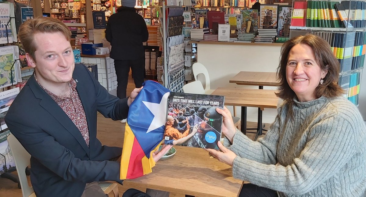 ⬛ ⬜ <a href="/assemblea/">Assemblea Nacional Catalana</a> president <a href="/epaluzie/">Elisenda Paluzie</a> has met today the co-convenor of the <a href="/scottishgreens/">Scottish Greens</a> council James Puchowski <a href="/kvisleis/">Dr James K Puchowski</a>, to exchange views on the political situation in both #Catalonia &amp; #Scotland. Ms Paluzie also presented him <a href="/jordiborras/">Jordi Borràs</a> book on October 2017 events.