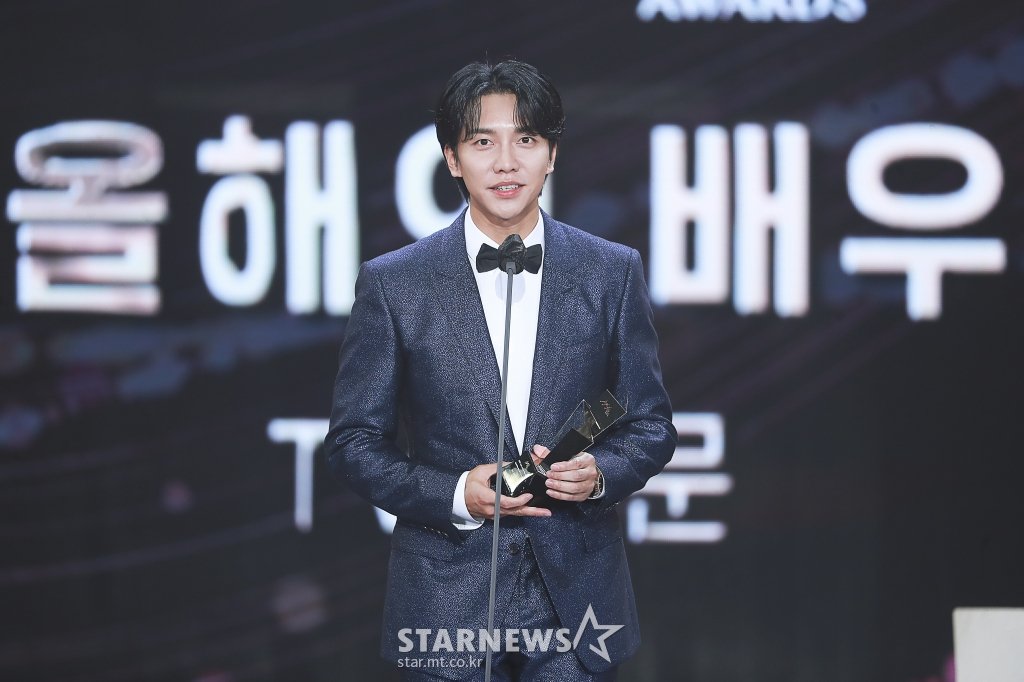 Triple Threat Lee Seung Gi 👑

as singer ✅
- Best ballad at Golden Disk Award 2021
as entertainer ✅
 - Best male variety performer at Baeksang Arts Awards 2021
as actor ✅
- Daesang Actor of the Year TV category at Asia Artist Awards 2021