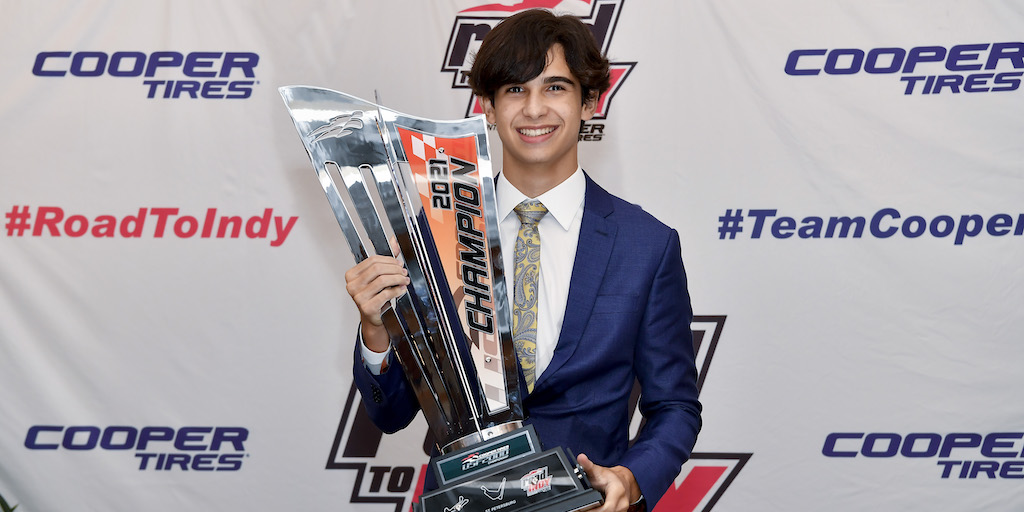 ASCIENDE EN LA ESCALERA.

<a href="/KikoPorto12/">Kiko Porto 🇧🇷</a>, campeón de <a href="/USF2000/">USF2000 Series</a> en 2021, subirá a <a href="/IndyPro2000/">Follow @USFPro2000</a> en 2022, manteniéndose con <a href="/DEForceRacing/">DEForce Racing</a> 

#RoadToIndy