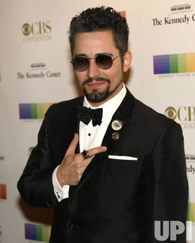 writerchickmc's tweet photo. In honor of the upcoming @kencen Honors on Sunday... #TBT to @GenuineJLY on the red carpet at the 39th Annual Kennedy Center Honors in 2016. 🙂🕶🙏🎶⭐ #kennedycenter #kennedycenterhonors #KCHonors #washingtondc #PCAH #artsandhumanities #tonyawardwinner #johnlloydyoung https://t.co/Ki1rv43izx