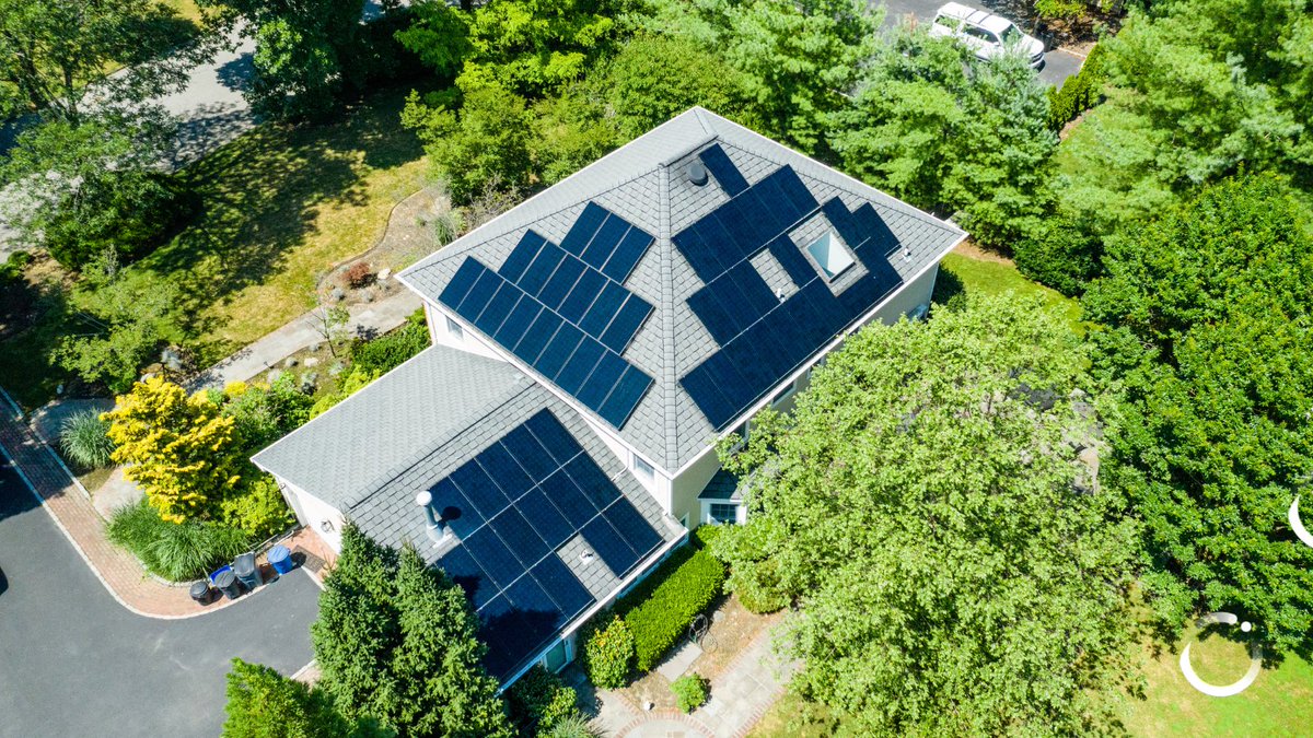 EmPowerSolar's tweet image. #PowerMoveThursday⚡️
Location: Huntington, NY
System size: 14.5 kW / 58 Panels / 250 Watt Panels
Annual Electric Savings: $3,481!
Check back biweekly to learn how much your neighbors are saving with solar! ☀️#SolarPowered #SolarEnergy #SolarPanels #SolarSavings #LongIsland #NYC